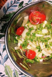 豆苗と山芋とミニトマトのサラダ