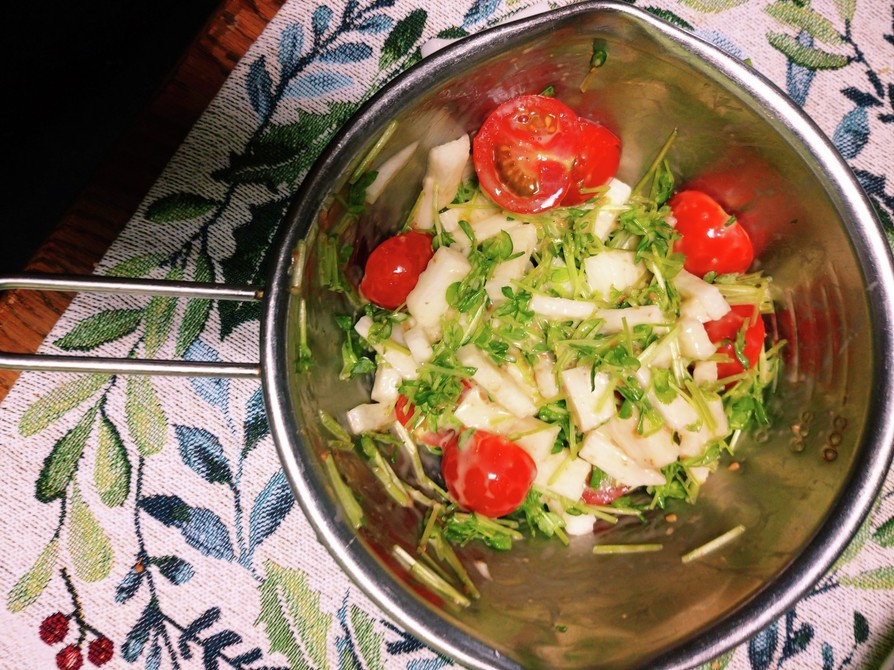 豆苗と山芋とミニトマトのサラダの画像