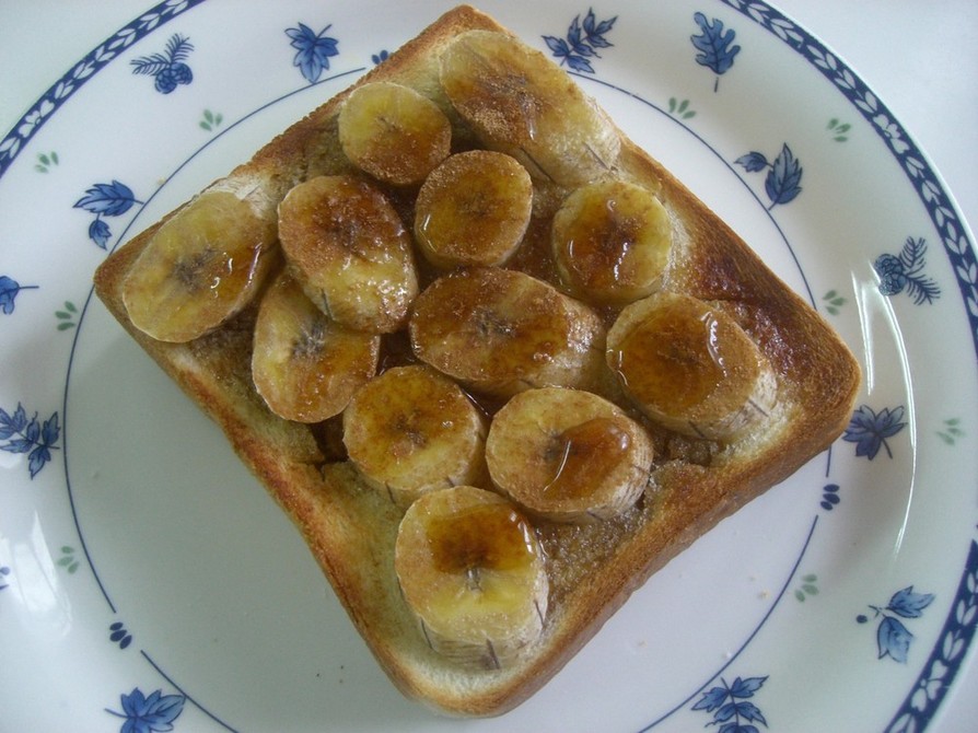 朝ごはんにメープルバナナトーストの画像