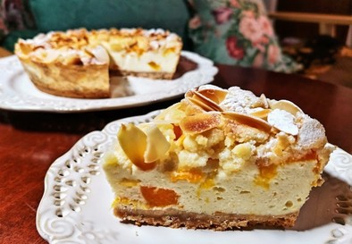黄桃のクランブルチーズケーキの写真