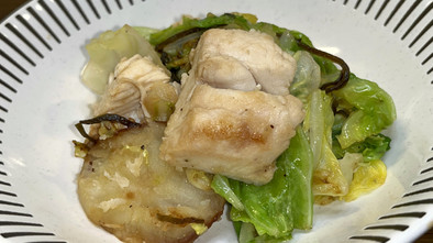 鶏肉とキャベツの塩昆布炒めの写真
