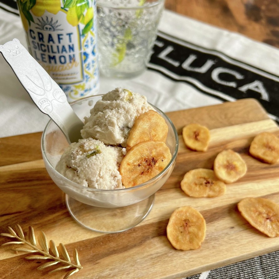 バナナとピスタチオの手作りアイスクリームの画像
