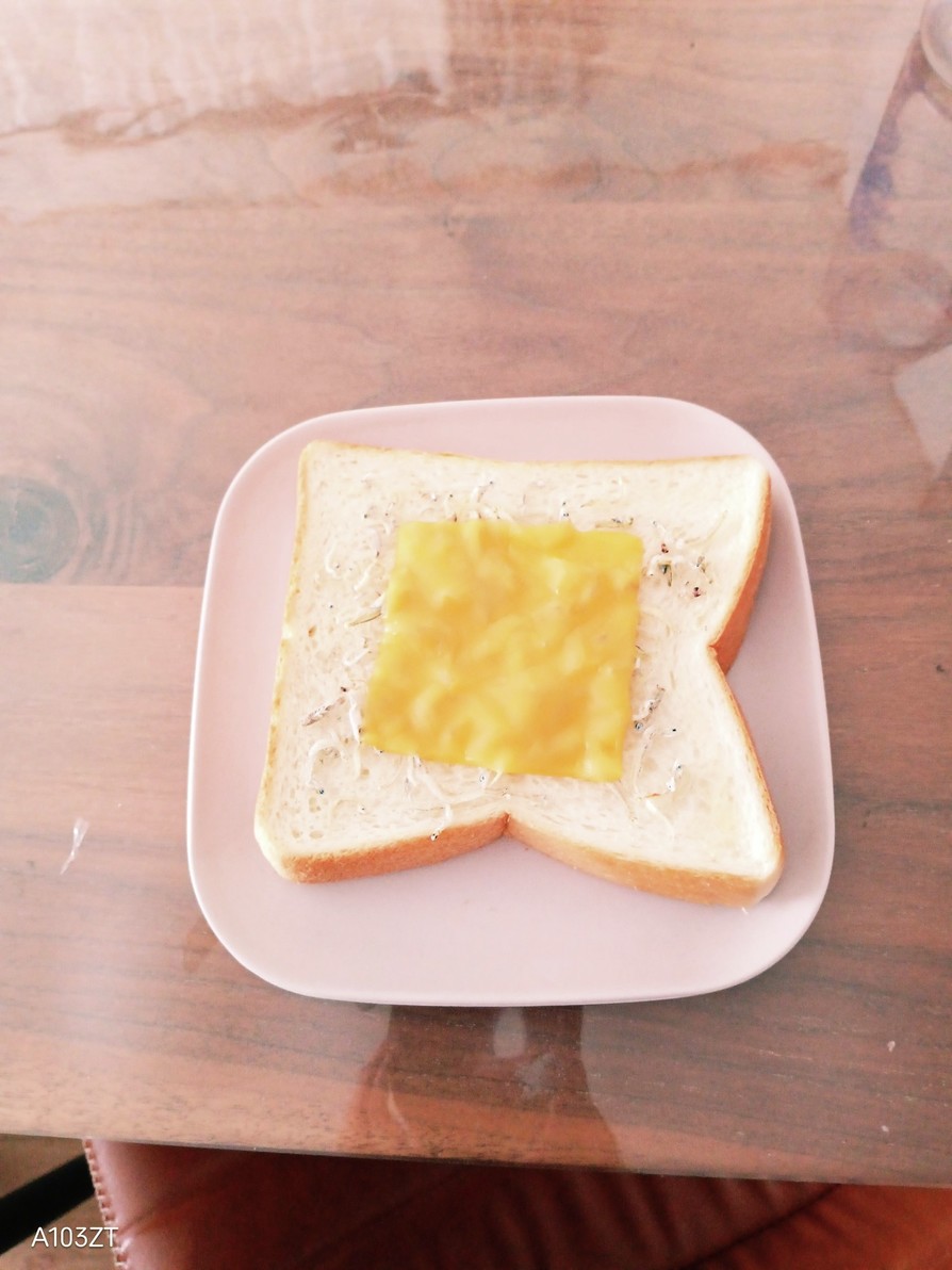 超簡単　朝ごはんにぴったり　 しらすパンの画像