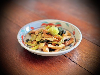 小松菜と油揚げの炒めものの写真