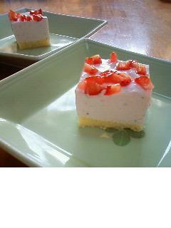 水切りヨーグルト☆苺のレアチーズケーキの画像
