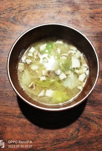 舞茸と契りレタスと根菜の麹味噌汁