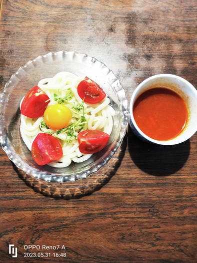 ピリ辛トマト漬けざるサラダ饂飩の写真