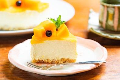 完熟マンゴーのレアチーズケーキの写真