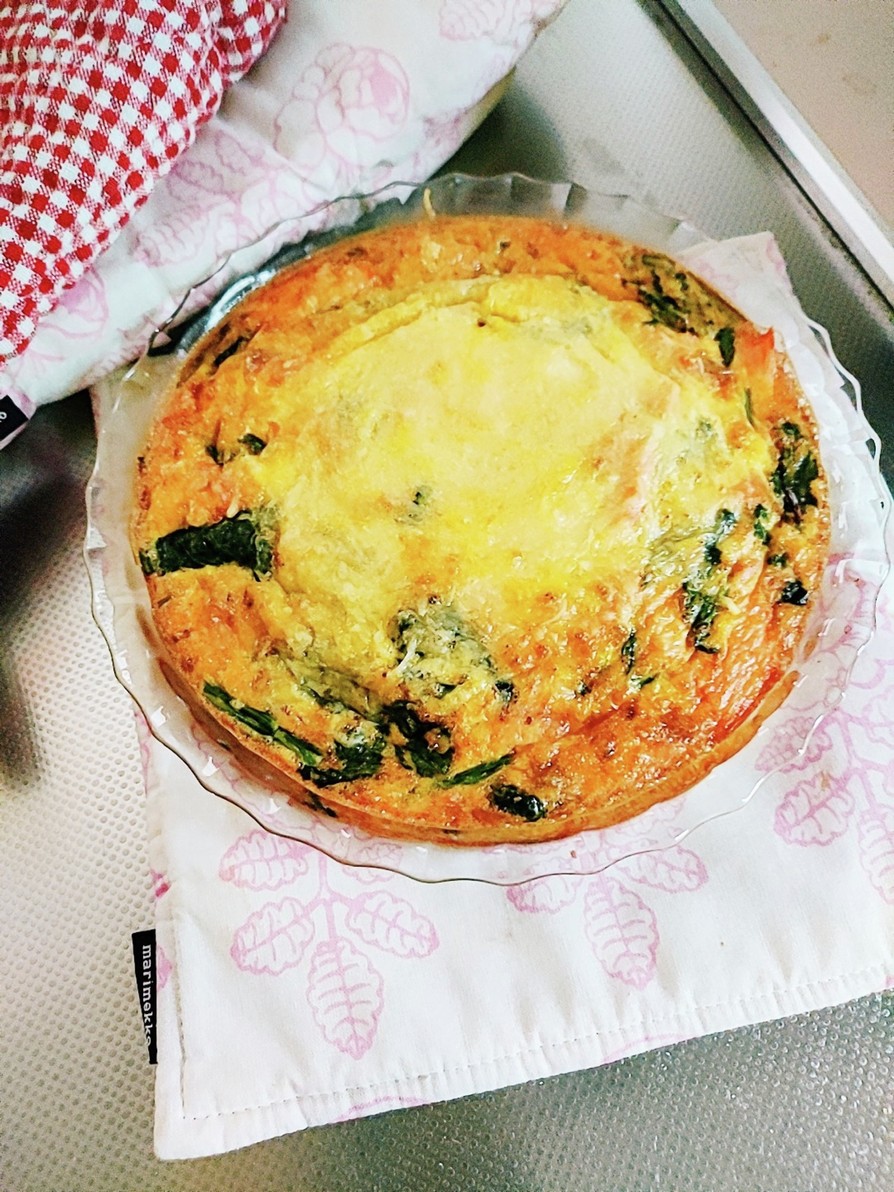 ブロッコリー、チェダーチーズ、ほうれん草のフリッタータ レシピ