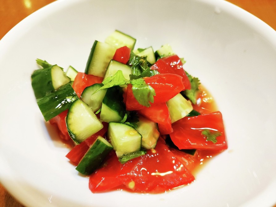 トマトときゅうりのサラダパクチーを添えての画像