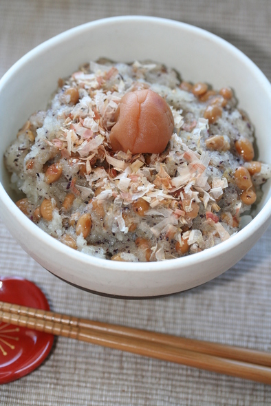 梅✿ゆかり✿おろし✿納豆ご飯の写真