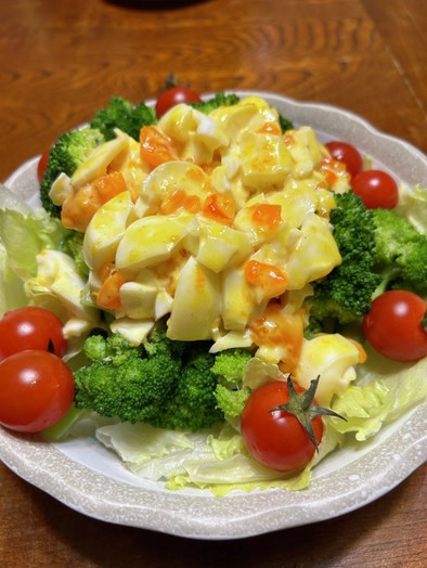 ゆで卵とブロッコリーのサラダの写真