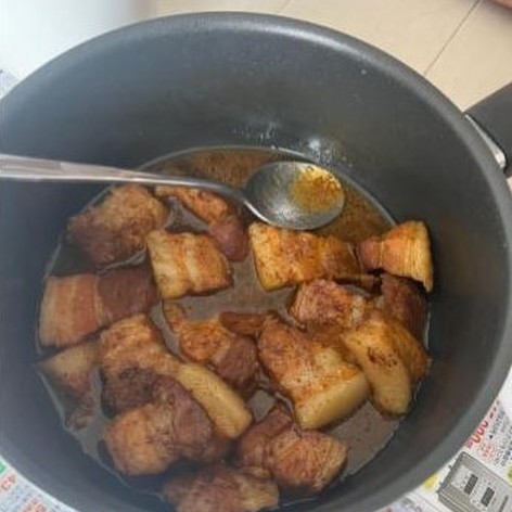 甘いこってりベトナム風の豚角煮