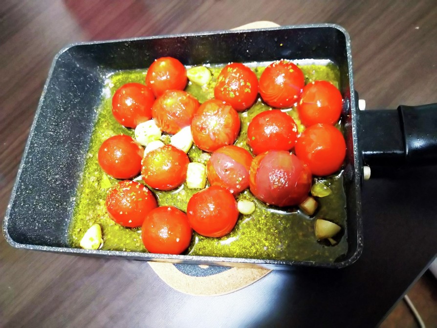 卵焼き器で熱々プチトマトのアヒージョの画像