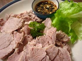 茹でっぱなしが嬉しい、豚肉のにんにくソースかけ