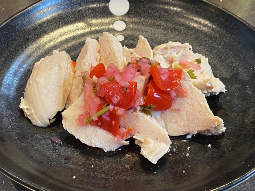 筋トレ料理☆茹で塩麹鶏胸肉のサルサソースの画像