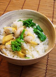 あさりと菜の花の炊き込みご飯の写真