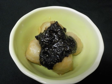 揚げ里芋の黒ゴマソースかけの写真