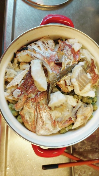 明石鯛とエンドウ豆の炊き込みご飯の写真
