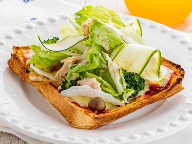 食パンで作るしゃっきり野菜のサラダピザの写真