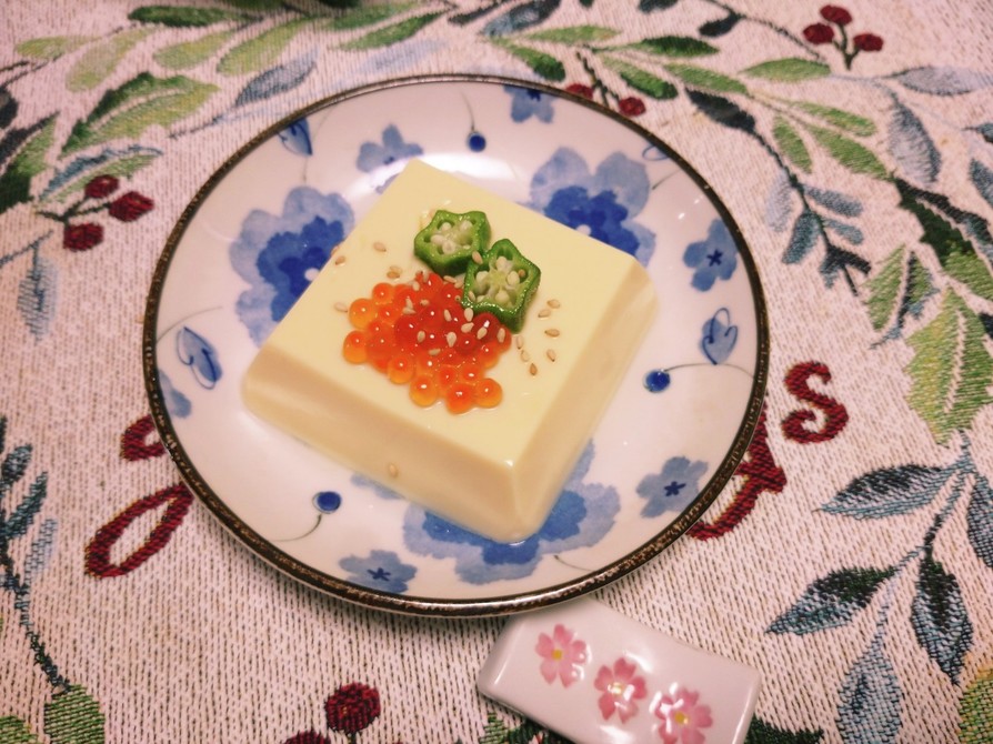 卵豆腐をオクラとイクラで彩りよく美味しくの画像