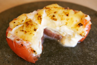 焼きトマトのファルシー（ポテサラチーズ）の写真