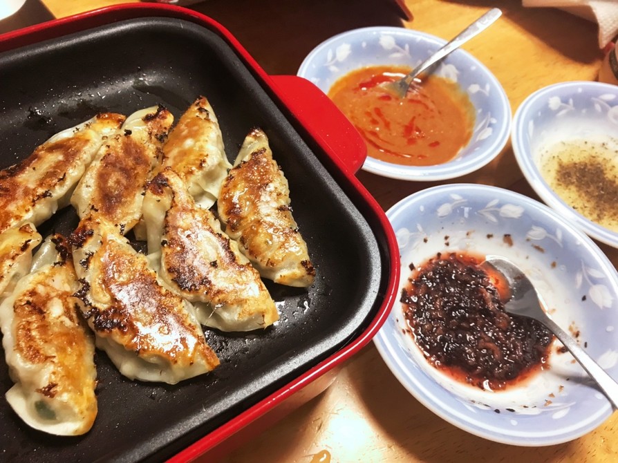 ジューシー餃子と、味噌ダレ梅ダレ2種の画像
