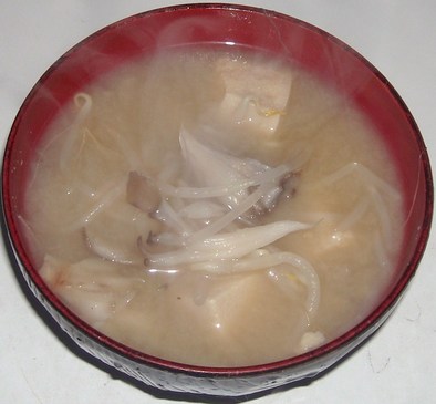 舞茸＆もやし＆高野豆腐の味噌汁の写真