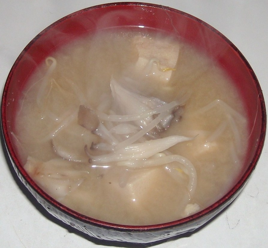舞茸＆もやし＆高野豆腐の味噌汁の画像
