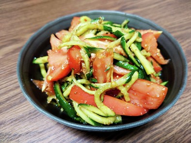 トマトときゅうりの中華サラダの写真