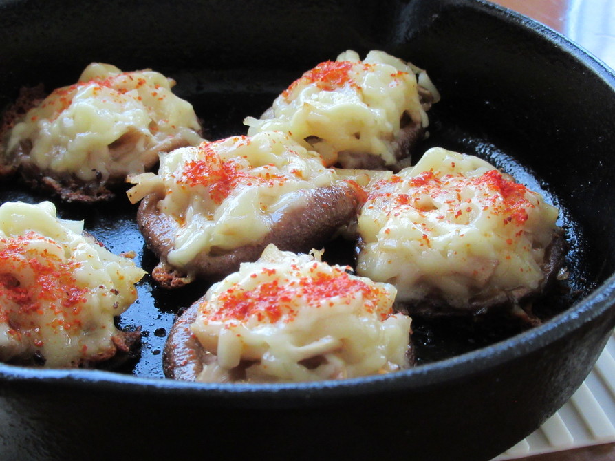 〚 椎茸の唐辛子にんにくマヨチーズ焼き〛の画像