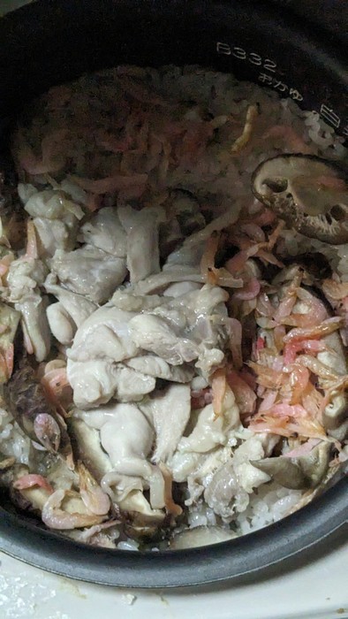 桜えびとしいたけと鶏肉の炊き込みご飯の写真