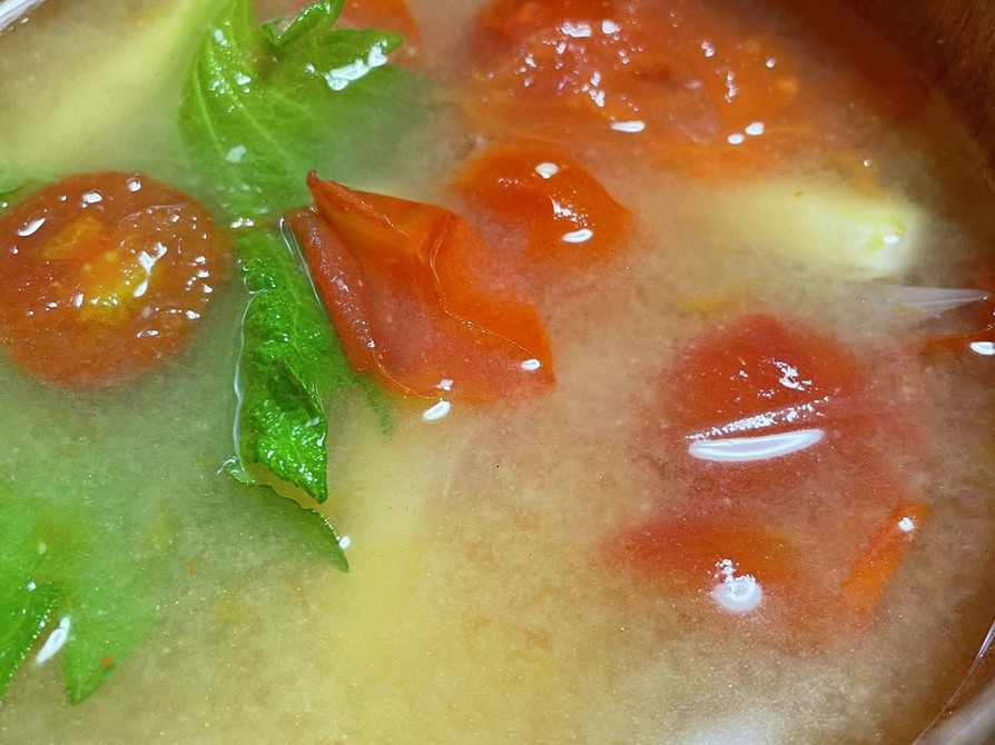トマトの味噌汁の画像