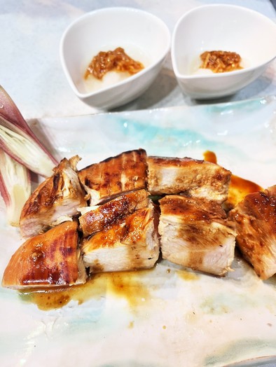 鶏むね肉の醤油糀焼きはちみつ黒酢ソースの写真