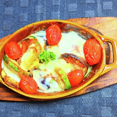 茄子とズッキーニのモッツァレラチーズ焼きの写真