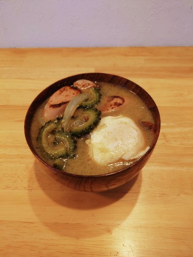 ゴーヤと魚肉ソーセージの味噌汁の写真
