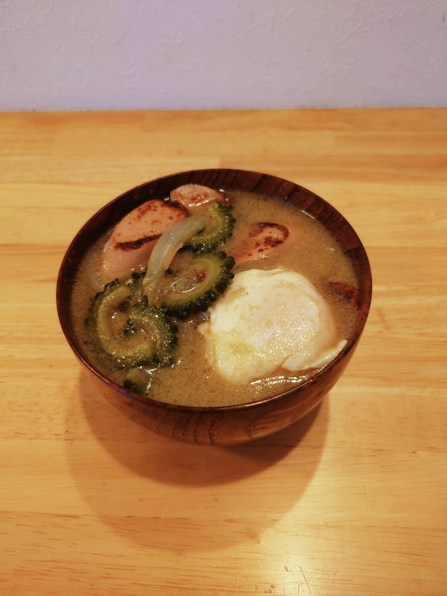 ゴーヤと魚肉ソーセージの味噌汁の画像