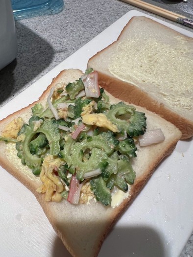 ゴーヤサラダのサンドイッチの写真