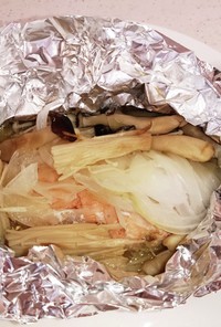 鮭とキノコと玉ねぎのホイル焼き