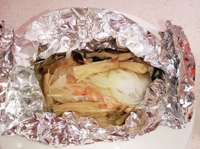 鮭とキノコと玉ねぎのホイル焼きの写真