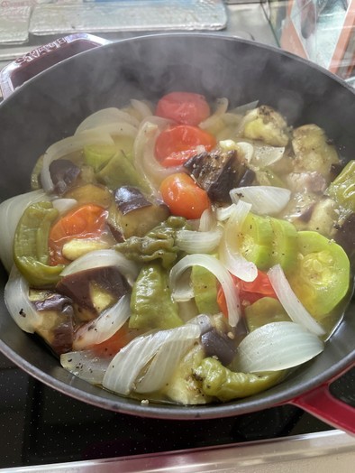 無水鍋で作る夏野菜の煮込みスープの写真