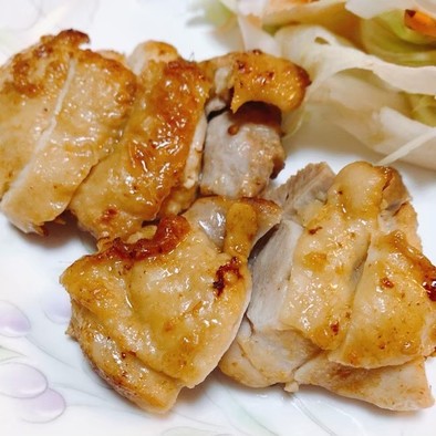 鶏肉のナンプラー炒めの写真
