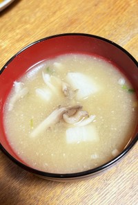 長芋と舞茸の味噌汁。