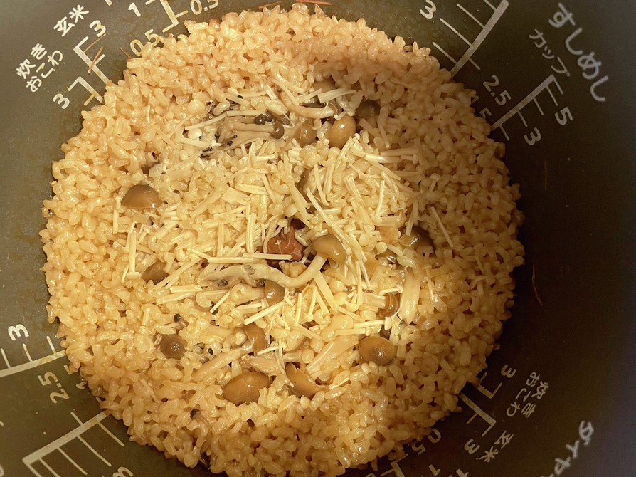 発芽玄米の炊き込みご飯(きのこと梅)の画像