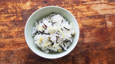 塩吹ひじきと生姜ご飯の写真