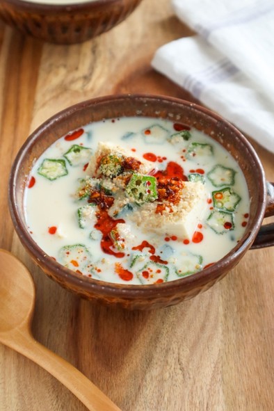 豆腐とオクラの冷やし豆乳坦々風スープの写真