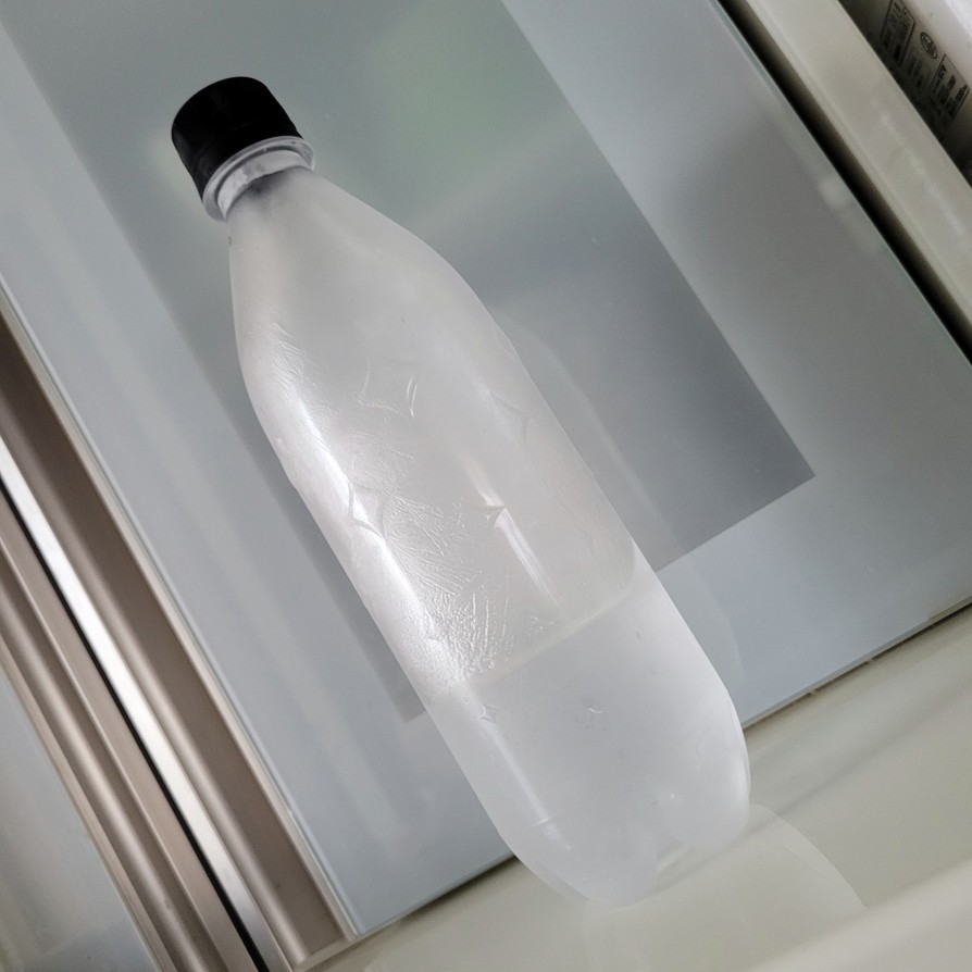外出用のペットボトルの冷水の画像