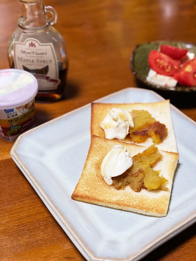 焼き芋とサワークリームのトーストの写真