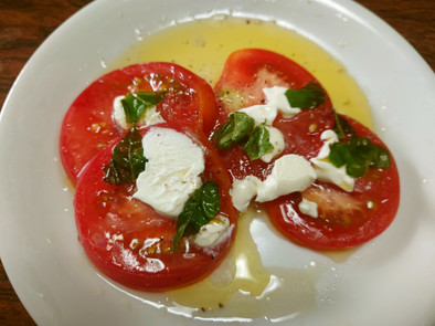 トマトとバジル、マスカルポーネのサラダの写真