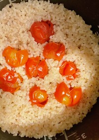 発芽玄米の炊き込みご飯(ミニトマト)